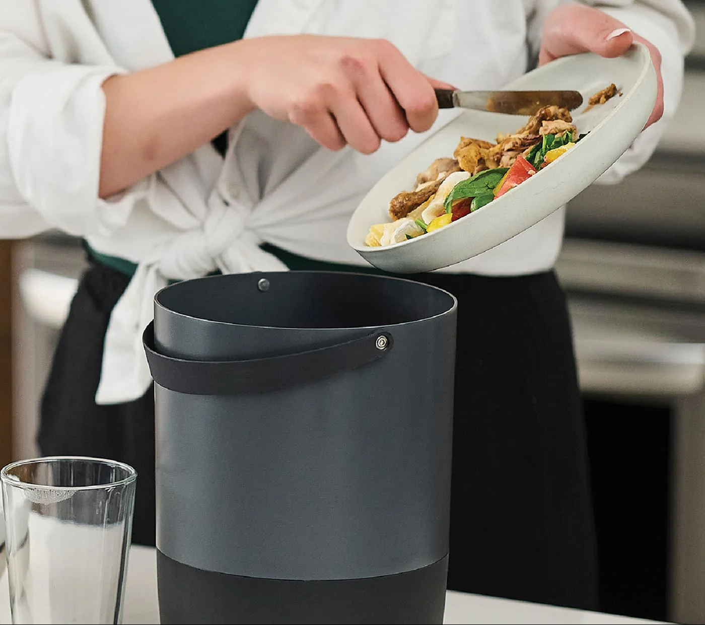 Lisää ruoantähteet Foodcycler-kompostoriin